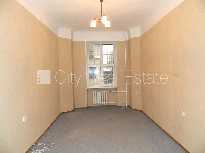 Fasādes māja, ieeja no ielas, kāpņu telpa pēc kosmētiskā remonta, logi vērsti mājas abās Rīga - foto 2