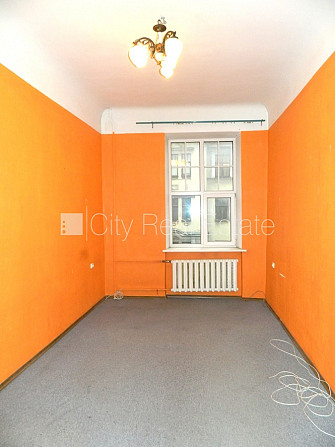 Fasādes māja, ieeja no ielas, kāpņu telpa pēc kosmētiskā remonta, logi vērsti mājas abās Rīga - foto 3