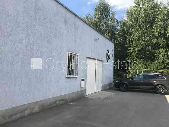 Реновированный дом, места для нескольких машин, в доме подключено 3 фазовое Рига