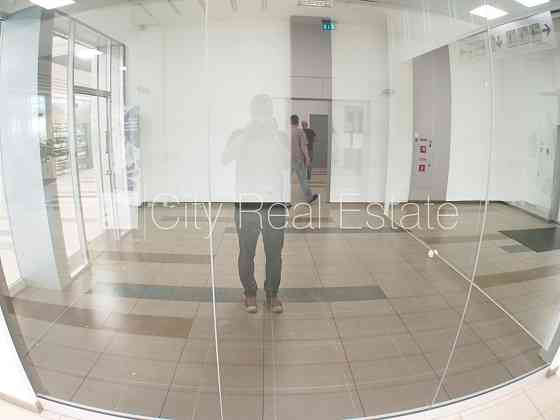 Новостройка, фасадный дом, вход с улицы, высокие потолки, центральное отопление, Рига