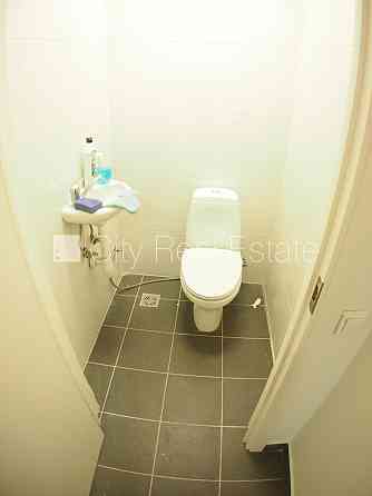 Новостройка, фасадный дом, вход с улицы, высокие потолки, центральное отопление, Рига