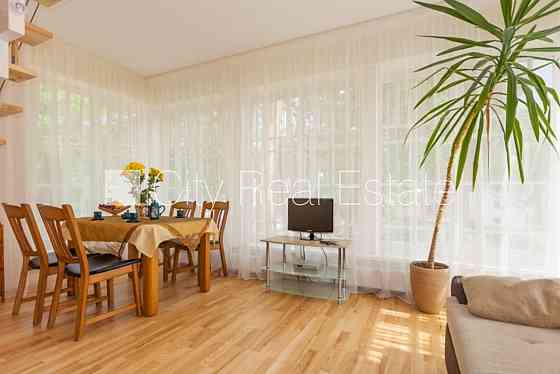 Благоустроенный озеленённый двор, закрытый двор, въездные ворота оснащены Юрмала