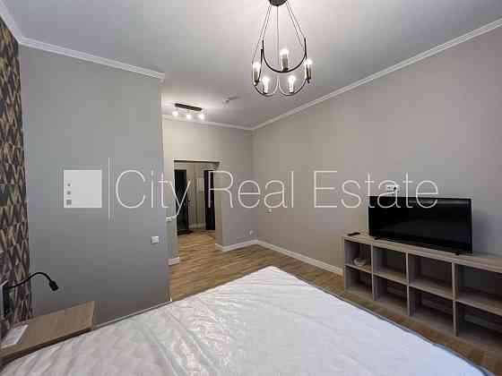 Фасадный дом, реновированный дом, подъездная дорога покрыта брущаткoй, Рига