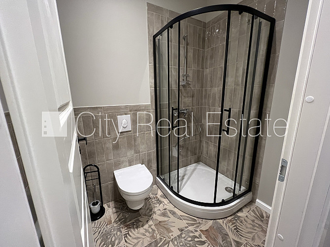 Фасадный дом, реновированный дом, подъездная дорога покрыта брущаткoй, Рига - изображение 5