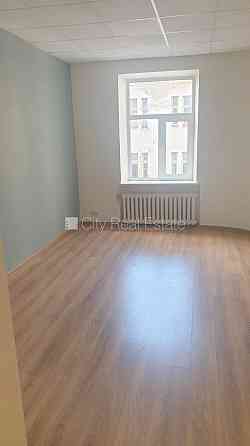 Фасадный дом, реновированный дом, объект охраняет физическая охрана, вход с Рига