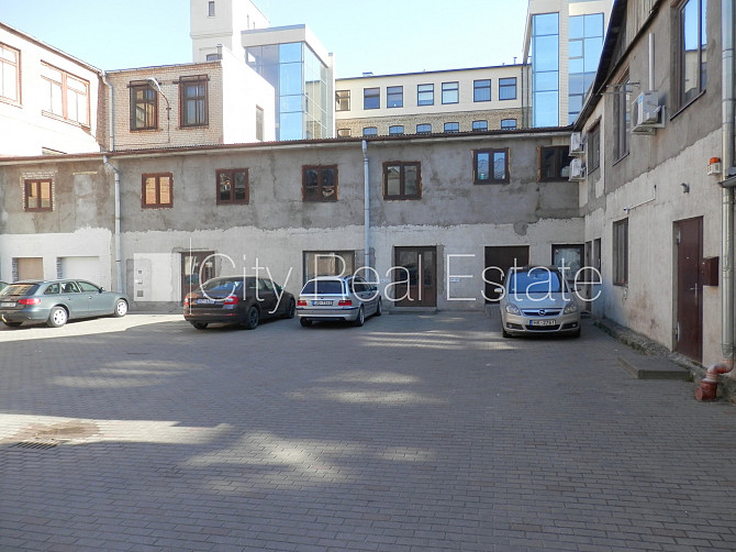 Фасадный дом, закрытый двор, места для нескольких машин, охраняемая территория, Рига - изображение 19