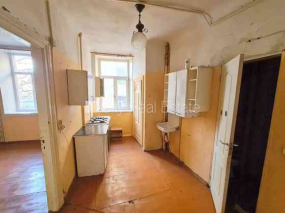 Здание во дворе, закрытый двор, вход со двора, окна выходят во двор, одна Рига