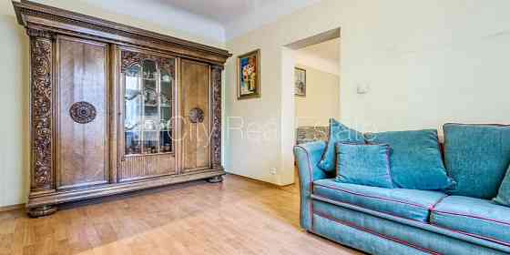 Фасадный дом, закрытый двор, место для машины, вход со двора, лестничная клетка Рига