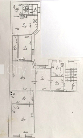 Фасадный дом, закрытый двор, место для машины, вход со двора, лестничная клетка Рига - изображение 1
