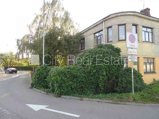 Фасадный дом, кирпичные стены, вход с улицы, в доме подключено 3 фазовое Рига