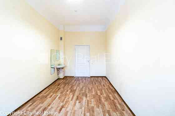 Фасадный дом, вход с улицы, лифт, лестничная клетка после капитального ремонта, Рига