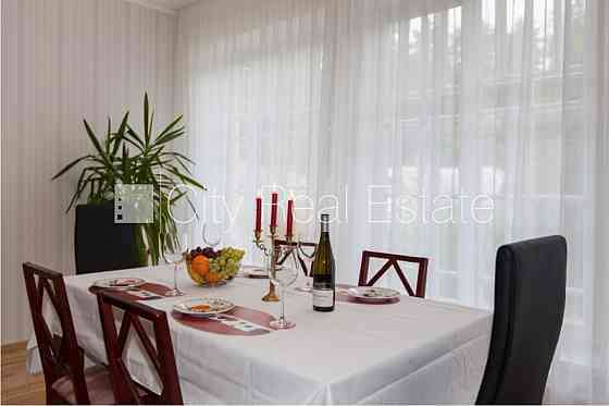 Здание во дворе, реновированный дом, благоустроенный озеленённый двор, закрытый Юрмала