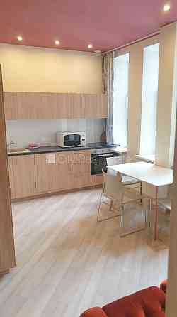 Фасадный дом, реновированный дом, вход с улицы, лифт, лестничная клетка после Рига