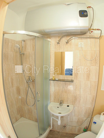 Фасадный дом, вход с улицы, окна выходят во двор, изолированная комната, кухня, Рига - изображение 9