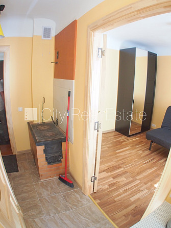 Фасадный дом, вход с улицы, окна выходят во двор, изолированная комната, кухня, Рига - изображение 7