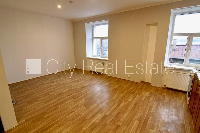 Здание во дворе, реновированный дом, закрытый двор, вход с улицы, лестничная Рига - изображение 10