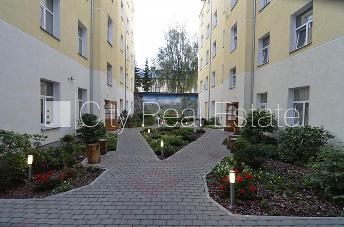 Здание во дворе, реновированный дом, закрытый двор, вход с улицы, лестничная Рига - изображение 16