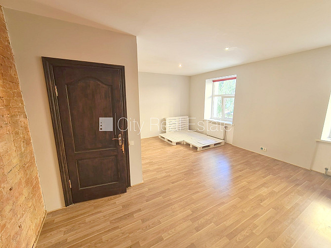 Здание во дворе, реновированный дом, закрытый двор, вход с улицы, лестничная Рига - изображение 8