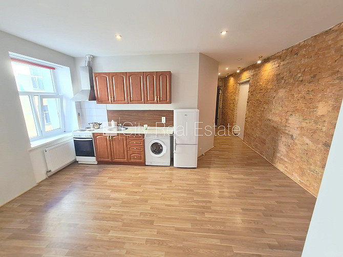 Здание во дворе, реновированный дом, закрытый двор, вход с улицы, лестничная Рига - изображение 4