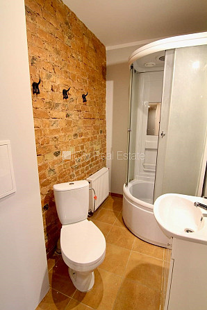 Здание во дворе, реновированный дом, закрытый двор, вход с улицы, лестничная Рига - изображение 12