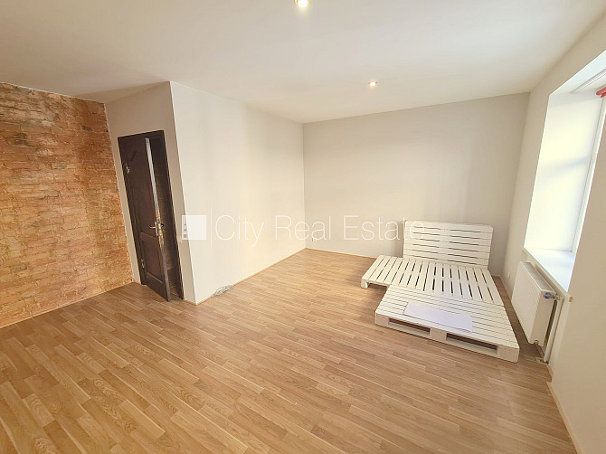 Здание во дворе, реновированный дом, закрытый двор, вход с улицы, лестничная Рига - изображение 7