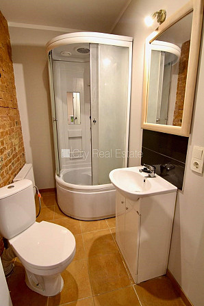 Здание во дворе, реновированный дом, закрытый двор, вход с улицы, лестничная Рига - изображение 13