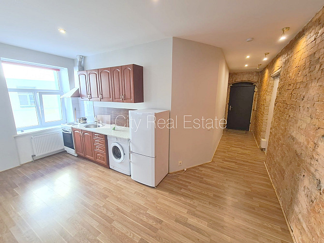 Здание во дворе, реновированный дом, закрытый двор, вход с улицы, лестничная Рига - изображение 14