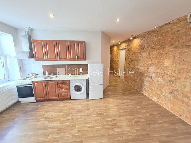 Здание во дворе, реновированный дом, закрытый двор, вход с улицы, лестничная Рига - изображение 15