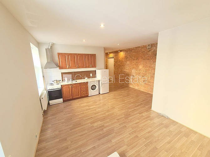 Здание во дворе, реновированный дом, закрытый двор, вход с улицы, лестничная Рига - изображение 6