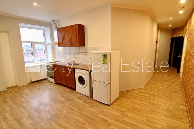 Здание во дворе, реновированный дом, закрытый двор, вход с улицы, лестничная Рига - изображение 3