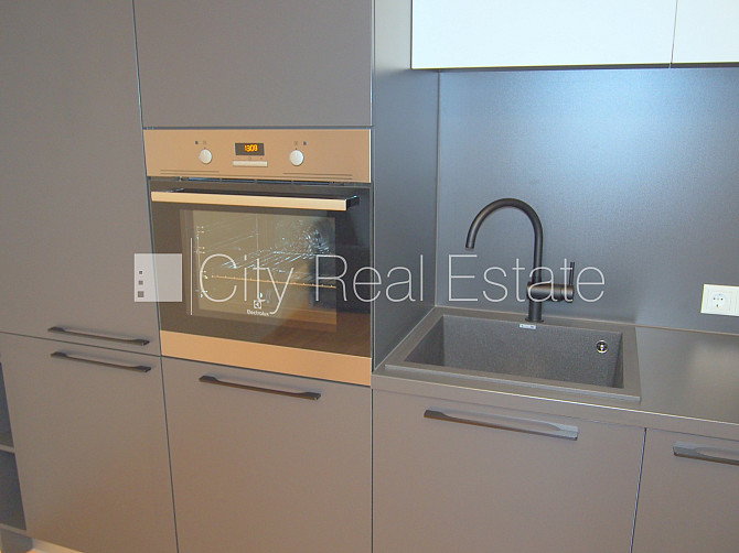 Новостройка, фасадный дом, благоустроенная озеленённая территория, подъездная Рига - изображение 14