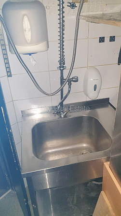 Фасадный дом, вход с улицы, терасса, окна выходят на улицу, в доме подключено 3 Рига - изображение 13