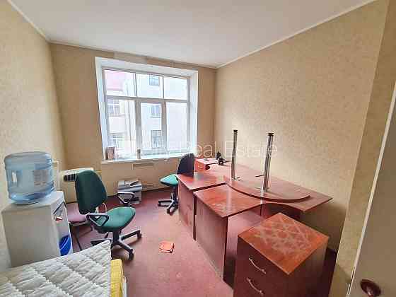 Фасадный дом, реновированный дом, вход с улицы, лифт, лестничная клетка после Рига