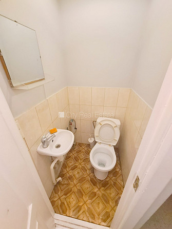 Фасадный дом, вход с улицы, окна выходят во двор, изолированная комната 20 м2, кухня, Рига - изображение 10