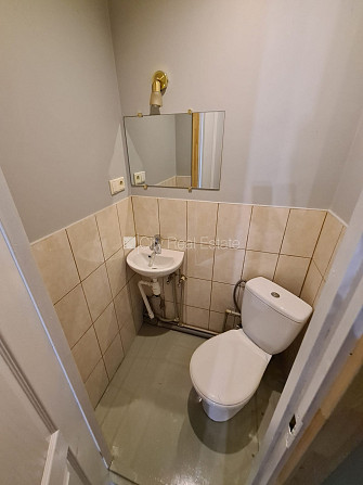 Фасадный дом, вход с улицы, окна выходят на улицу, изолированная комната, кухня, Рига - изображение 14