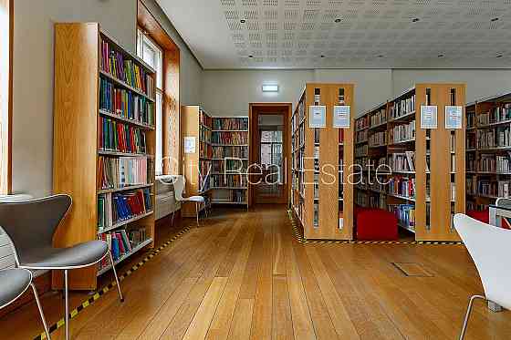 Фасадный дом, реновированный дом, вход с улицы, лестничная клетка после Рига