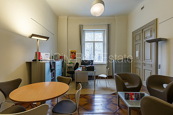 Фасадный дом, реновированный дом, вход с улицы, лестничная клетка после Рига - изображение 8