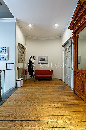 Фасадный дом, реновированный дом, вход с улицы, лестничная клетка после Рига - изображение 19