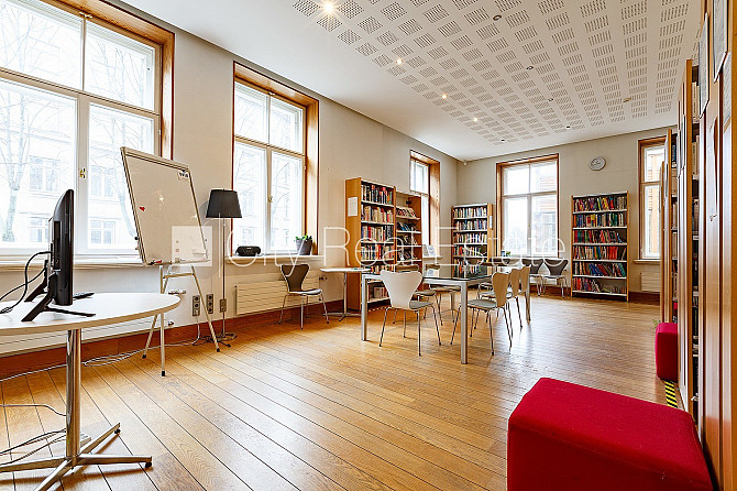 Фасадный дом, реновированный дом, вход с улицы, лестничная клетка после Рига - изображение 1