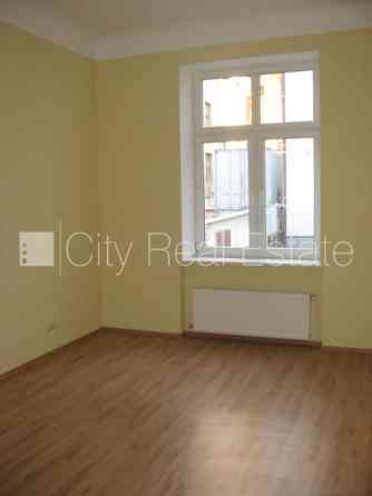 Проект - Skolas 9 (Сколас 9), фасадный дом, реновированный дом, вход с улицы, лестничная Рига