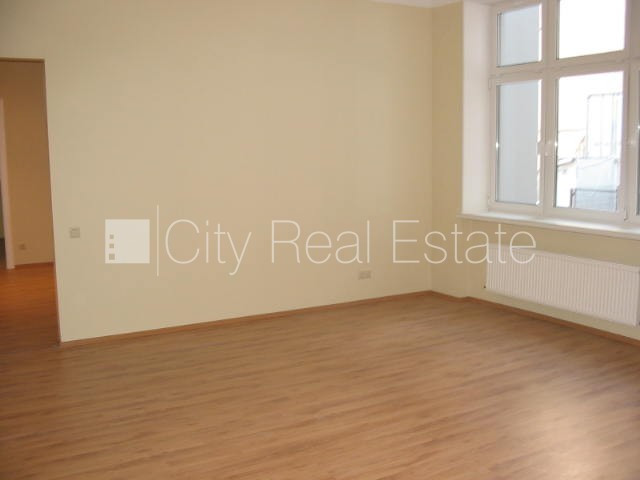 Проект - Skolas 9 (Сколас 9), фасадный дом, реновированный дом, вход с улицы, лестничная Рига - изображение 9