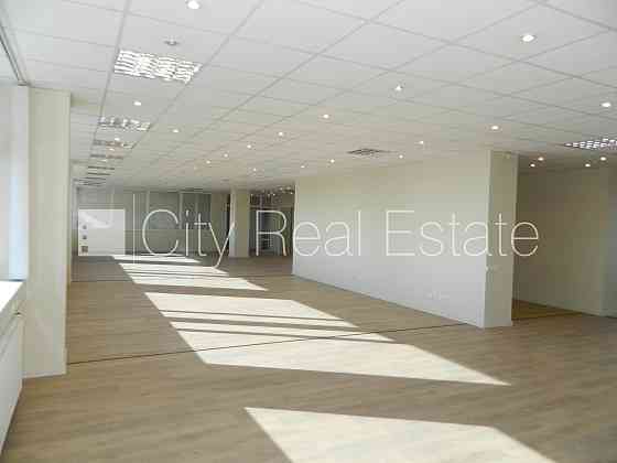 Фасадный дом, благоустроенная озеленённая территория, места для нескольких Рига