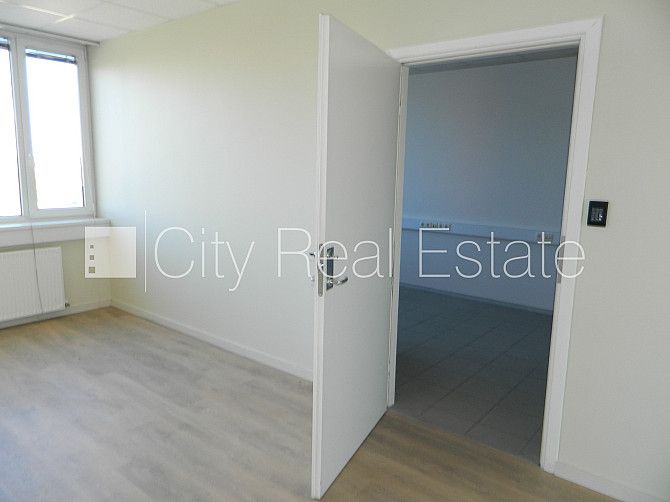 Фасадный дом, благоустроенная озеленённая территория, места для нескольких Рига - изображение 12