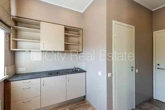 Реновированный дом, благоустроенная озеленённая территория, место для машины, Рига