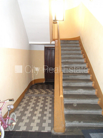 Фасадный дом, реновированный дом, вход с улицы и со двора, лестничная клетка после Рига - изображение 16