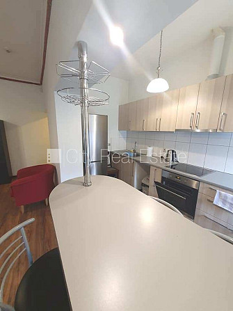 Фасадный дом, реновированный дом, вход с улицы и со двора, лестничная клетка после Рига - изображение 8