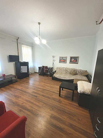 Фасадный дом, реновированный дом, вход с улицы и со двора, лестничная клетка после Рига - изображение 2