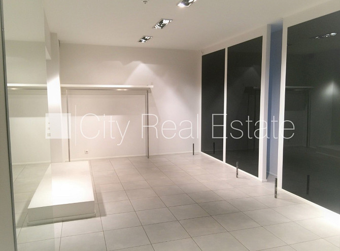 Фасадный дом, плата за обслуживание в месяц 100 EUR, вход с улицы, окна выходят на Рига - изображение 2