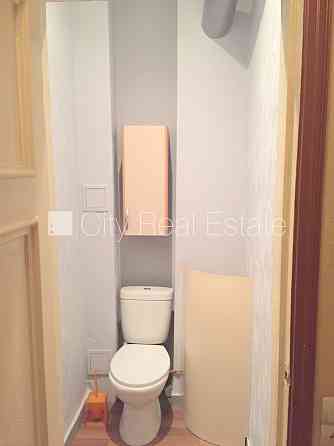 Земля в собственности, деревянный дом, фасадный дом, благоустроенный озеленённый Рига