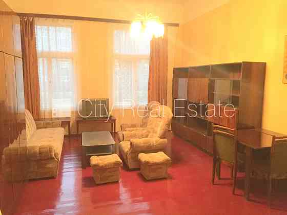 Земля в собственности, деревянный дом, фасадный дом, благоустроенный озеленённый Рига